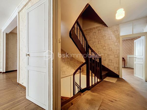 Située en plein cœur de Bressuire, cette maison de ville séduira les amateurs d'authenticité et de rénovation.

Dès l'entrée, vous serez accueilli par des tomettes d'époque qui donnent le ton de la visite. Le rez-de-chaussée comprend un salon sur parquet massif, une salle à manger avec accès direct au jardin, une cuisine, une salle d'eau ainsi que des WC indépendants.

À l'étage, l'espace nuit se compose de trois chambres et d'une seconde salle d'eau avec WC.

Le dernier niveau offre un grenier entièrement aménageable, laissant entrevoir de nombreuses possibilités d'agrandissement ou d'aménagement selon vos envies.

À l'extérieur, vous profiterez d'un jardin intimiste, agrémenté d'une dépendance et d'une cave, un véritable atout en centre-ville.

Les amoureux des matériaux anciens et des projets de rénovation sauront révéler tout le potentiel de ce bien.
Une visite virtuelle est disponible sur demande.