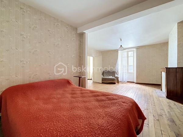 Située en plein cœur de Bressuire, cette maison de ville séduira les amateurs d'authenticité et de rénovation.

Dès l'entrée, vous serez accueilli par des tomettes d'époque qui donnent le ton de la visite. Le rez-de-chaussée comprend un salon sur parquet massif, une salle à manger avec accès direct au jardin, une cuisine, une salle d'eau ainsi que des WC indépendants.

À l'étage, l'espace nuit se compose de trois chambres et d'une seconde salle d'eau avec WC.

Le dernier niveau offre un grenier entièrement aménageable, laissant entrevoir de nombreuses possibilités d'agrandissement ou d'aménagement selon vos envies.

À l'extérieur, vous profiterez d'un jardin intimiste, agrémenté d'une dépendance et d'une cave, un véritable atout en centre-ville.

Les amoureux des matériaux anciens et des projets de rénovation sauront révéler tout le potentiel de ce bien.
Une visite virtuelle est disponible sur demande.