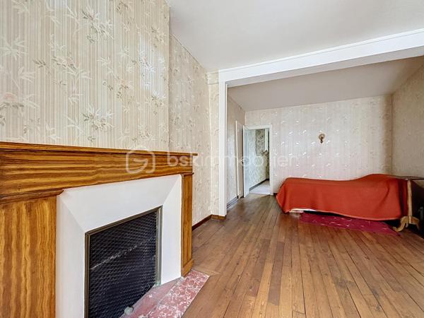 Située en plein cœur de Bressuire, cette maison de ville séduira les amateurs d'authenticité et de rénovation.

Dès l'entrée, vous serez accueilli par des tomettes d'époque qui donnent le ton de la visite. Le rez-de-chaussée comprend un salon sur parquet massif, une salle à manger avec accès direct au jardin, une cuisine, une salle d'eau ainsi que des WC indépendants.

À l'étage, l'espace nuit se compose de trois chambres et d'une seconde salle d'eau avec WC.

Le dernier niveau offre un grenier entièrement aménageable, laissant entrevoir de nombreuses possibilités d'agrandissement ou d'aménagement selon vos envies.

À l'extérieur, vous profiterez d'un jardin intimiste, agrémenté d'une dépendance et d'une cave, un véritable atout en centre-ville.

Les amoureux des matériaux anciens et des projets de rénovation sauront révéler tout le potentiel de ce bien.
Une visite virtuelle est disponible sur demande.