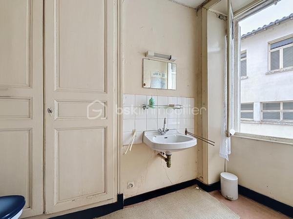 Située en plein cœur de Bressuire, cette maison de ville séduira les amateurs d'authenticité et de rénovation.

Dès l'entrée, vous serez accueilli par des tomettes d'époque qui donnent le ton de la visite. Le rez-de-chaussée comprend un salon sur parquet massif, une salle à manger avec accès direct au jardin, une cuisine, une salle d'eau ainsi que des WC indépendants.

À l'étage, l'espace nuit se compose de trois chambres et d'une seconde salle d'eau avec WC.

Le dernier niveau offre un grenier entièrement aménageable, laissant entrevoir de nombreuses possibilités d'agrandissement ou d'aménagement selon vos envies.

À l'extérieur, vous profiterez d'un jardin intimiste, agrémenté d'une dépendance et d'une cave, un véritable atout en centre-ville.

Les amoureux des matériaux anciens et des projets de rénovation sauront révéler tout le potentiel de ce bien.
Une visite virtuelle est disponible sur demande.