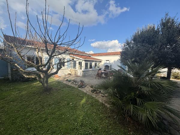 Charmante maison de plain-pied proche de la mer .