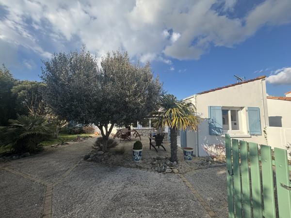 Charmante maison de plain-pied proche de la mer .