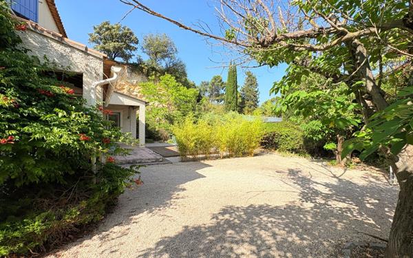 Maison à vendre    6 pièces •  Villeneuve-lès-Avignon