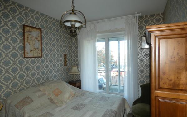 ROYAN CENTRE – PROCHE PLAGE ET COMMERCES – APPARTEMENT DE 1er ETAGE AVEC DEUX CHAMBRES