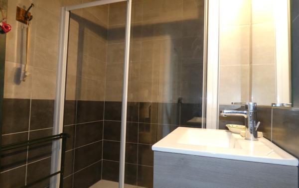 ROYAN CENTRE – PROCHE PLAGE ET COMMERCES – APPARTEMENT DE 1er ETAGE AVEC DEUX CHAMBRES
