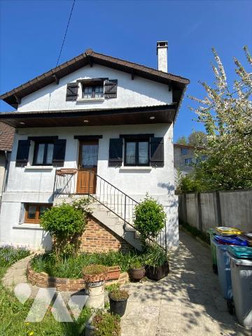 Pavillon 6 pièces 4 chambres avec double garage.