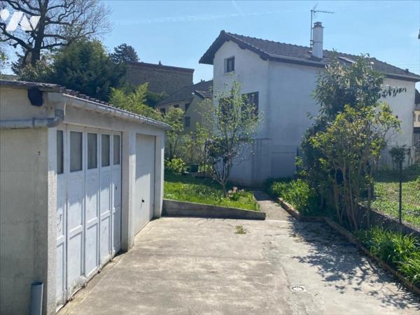 Pavillon 6 pièces 4 chambres avec double garage.