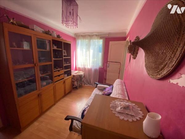 Pavillon 6 pièces 4 chambres avec double garage.