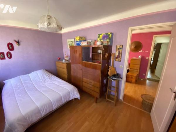 Pavillon 6 pièces 4 chambres avec double garage.