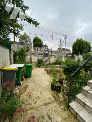 Pavillon 6 pièces 4 chambres avec double garage.