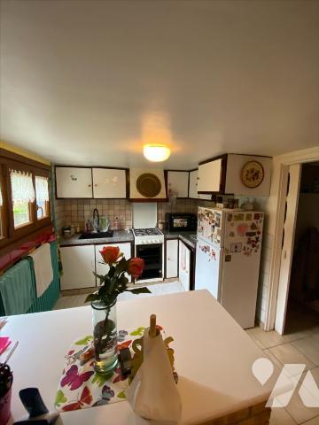 Pavillon 6 pièces 4 chambres avec double garage.