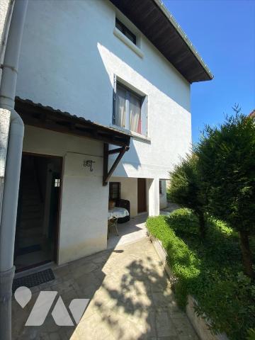 Pavillon 6 pièces 4 chambres avec double garage.