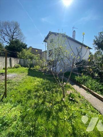 Pavillon 6 pièces 4 chambres avec double garage.