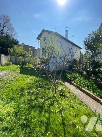 Pavillon 6 pièces 4 chambres avec double garage.
