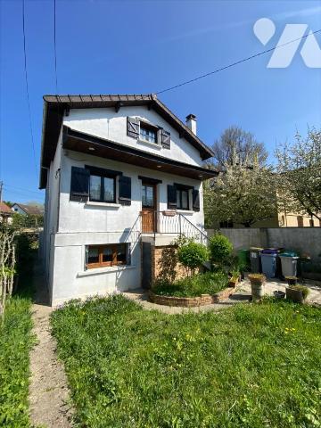 Pavillon 6 pièces 4 chambres avec double garage.