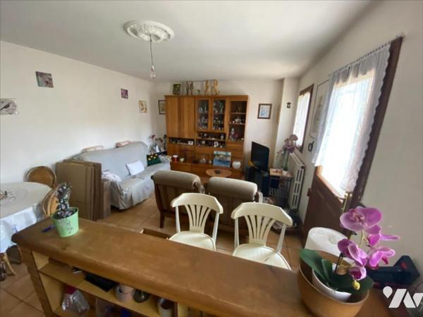 Pavillon 6 pièces 4 chambres avec double garage.