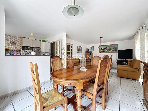 Maison Trouillas 4 pieces 95.77 m2, 3 chambres, 4 faces avec piscine.