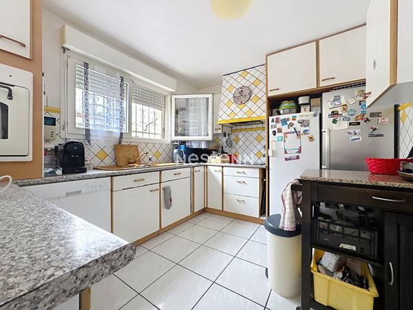 Maison Trouillas 4 pieces 95.77 m2, 3 chambres, 4 faces avec piscine.