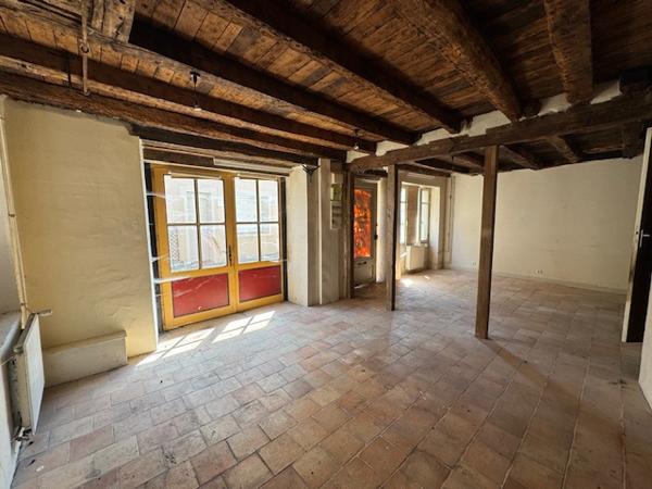 Maison de caractère avec ancien commerce – Charme authentique et fort potentiel d'aménagement