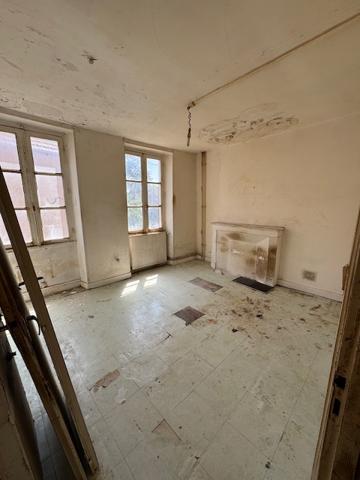 Maison de caractère avec ancien commerce – Charme authentique et fort potentiel d'aménagement