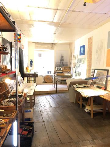 Maison d'habitation . Possibilité d'appartements séparés dans un immeuble
