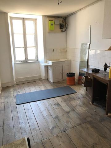 Maison d'habitation . Possibilité d'appartements séparés dans un immeuble