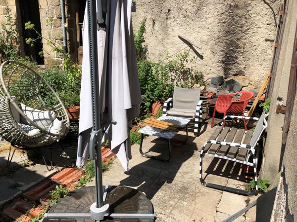 Maison d'habitation . Possibilité d'appartements séparés dans un immeuble