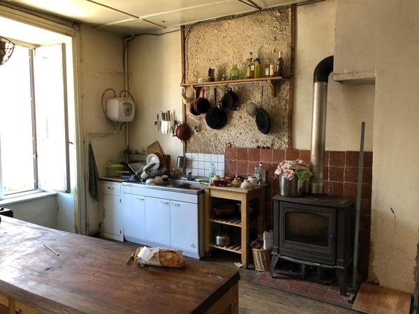 Maison d'habitation . Possibilité d'appartements séparés dans un immeuble