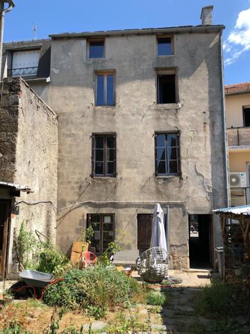 Maison d'habitation . Possibilité d'appartements séparés dans un immeuble