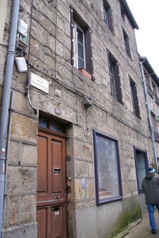 Maison d'habitation . Possibilité d'appartements séparés dans un immeuble