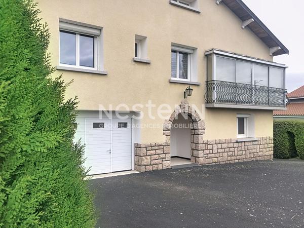 Proche centre MONTFAUCON Maison traditionnelle de 110 m2 environ avec terrain plat et garages