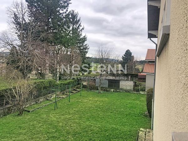 Proche centre MONTFAUCON Maison traditionnelle de 110 m2 environ avec terrain plat et garages