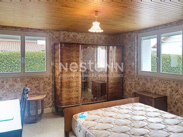 Proche centre MONTFAUCON Maison traditionnelle de 110 m2 environ avec terrain plat et garages