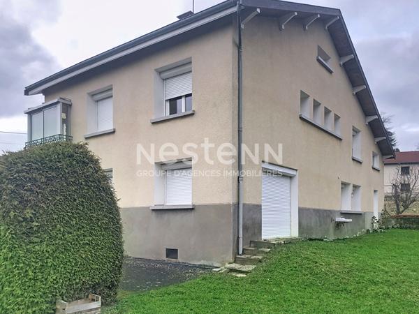 Proche centre MONTFAUCON Maison traditionnelle de 110 m2 environ avec terrain plat et garages