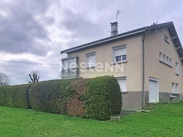 Proche centre MONTFAUCON Maison traditionnelle de 110 m2 environ avec terrain plat et garages