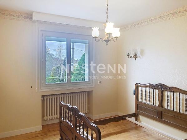 Proche centre MONTFAUCON Maison traditionnelle de 110 m2 environ avec terrain plat et garages