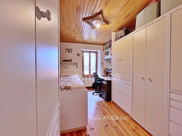 SAINT CERGUES (74), Un bien rare aux multiples possibilités ! 7 pièces avec un appartement indépendant + une bâtisse indépendante. surface : 194,26m² + 140m², Piscinable