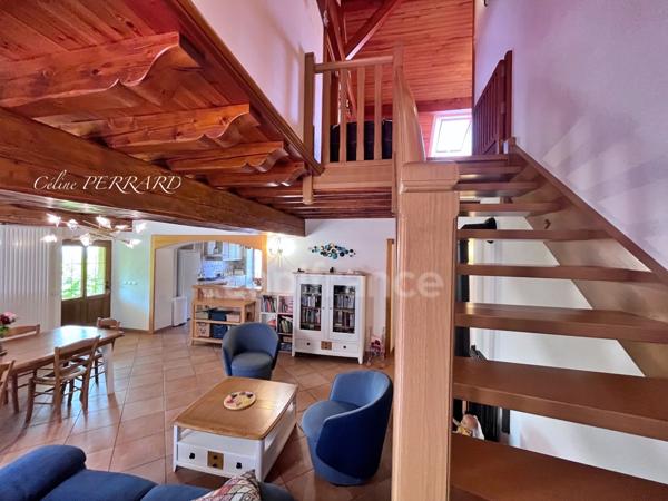 SAINT CERGUES (74), Un bien rare aux multiples possibilités ! 7 pièces avec un appartement indépendant + une bâtisse indépendante. surface : 194,26m² + 140m², Piscinable