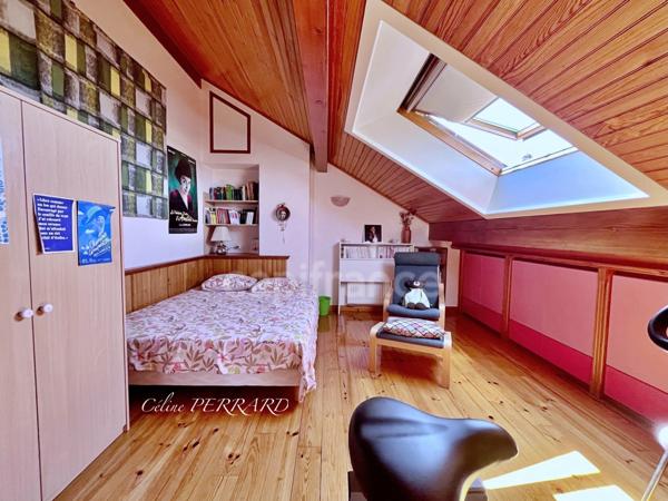 SAINT CERGUES (74), Un bien rare aux multiples possibilités ! 7 pièces avec un appartement indépendant + une bâtisse indépendante. surface : 194,26m² + 140m², Piscinable
