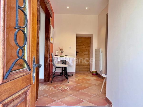 SAINT CERGUES (74), Un bien rare aux multiples possibilités ! 7 pièces avec un appartement indépendant + une bâtisse indépendante. surface : 194,26m² + 140m², Piscinable