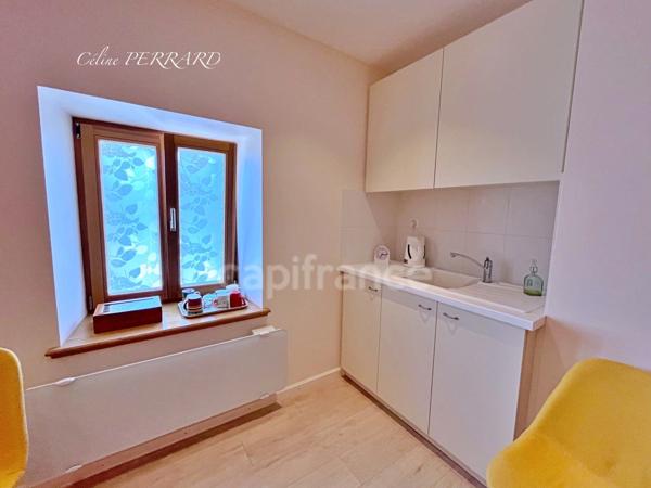 SAINT CERGUES (74), Un bien rare aux multiples possibilités ! 7 pièces avec un appartement indépendant + une bâtisse indépendante. surface : 194,26m² + 140m², Piscinable