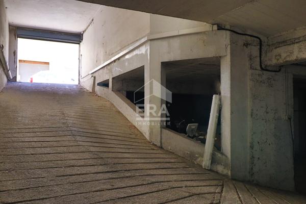 Local commercial 103 m² + 5 places de parkings à louer Timone  Marseille 10e Toute activité