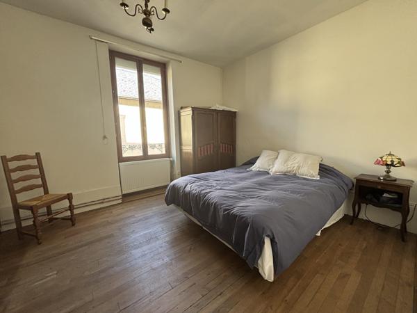 LAIGNES 21330 Ensemble immobilier 1811 de 220 M² s avec dépendances cour et terrain  Laignes (21330)