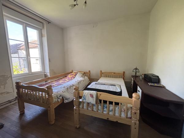 LAIGNES 21330 Ensemble immobilier 1811 de 220 M² s avec dépendances cour et terrain  Laignes (21330)