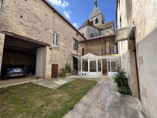 LAIGNES 21330 Ensemble immobilier 1811 de 220 M² s avec dépendances cour et terrain  Laignes (21330)