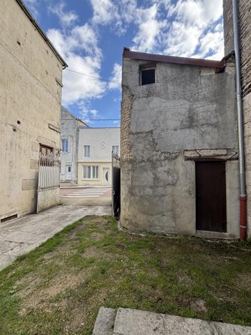 LAIGNES 21330 Ensemble immobilier 1811 de 220 M² s avec dépendances cour et terrain  Laignes (21330)