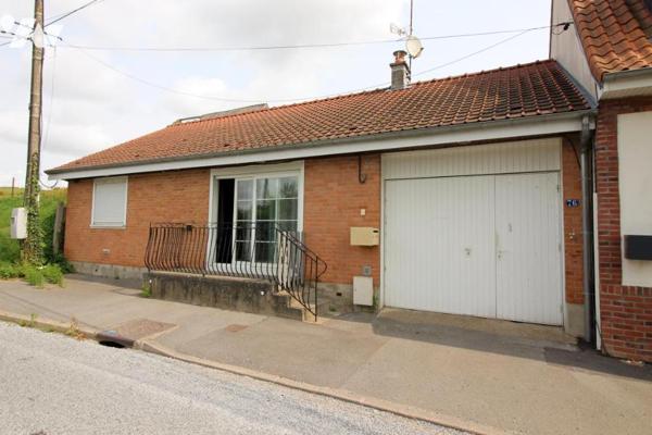 Maison avec garage et cour