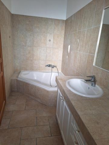 MOUGINS - Maison 6 P habitable sans travaux + piscine DPE B