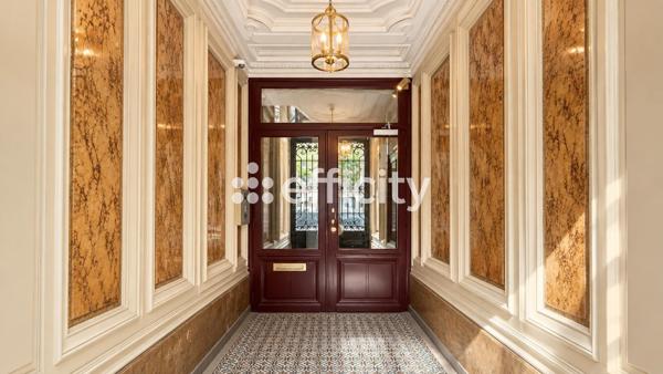 Appartement
         1 pièce
        - 30 m² 299 000 € *
