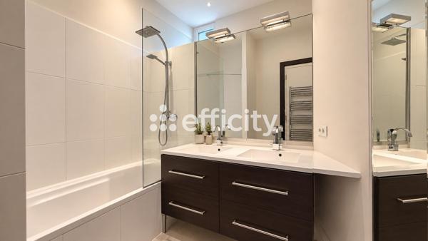 Appartement
         1 pièce
        - 30 m² 299 000 € *